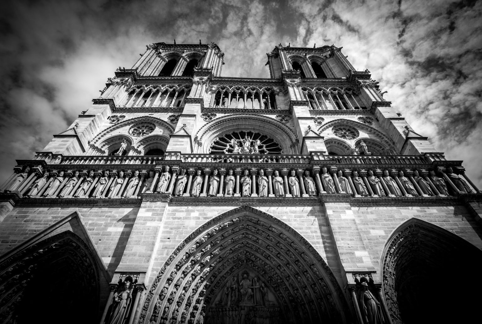 Notre Dame de Paris sous l'orage